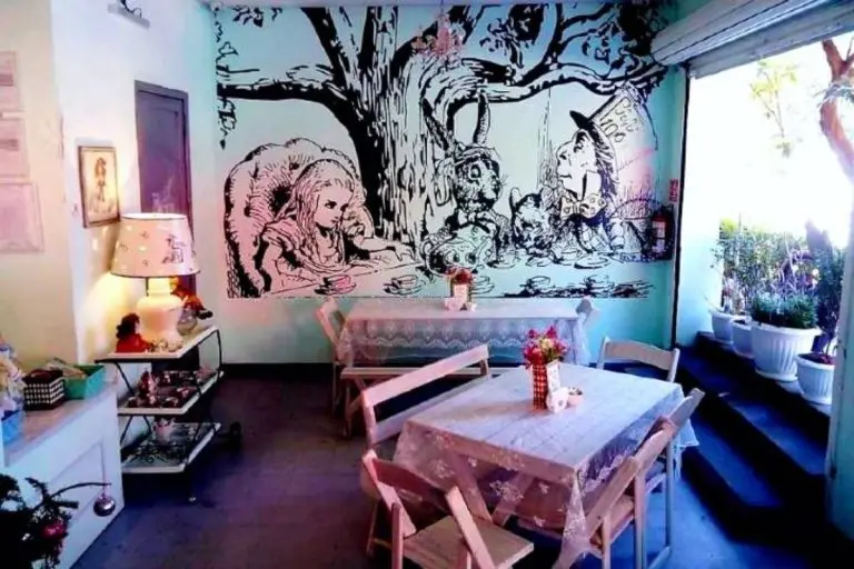 Cafetería de alicia en el país de la maravillas 