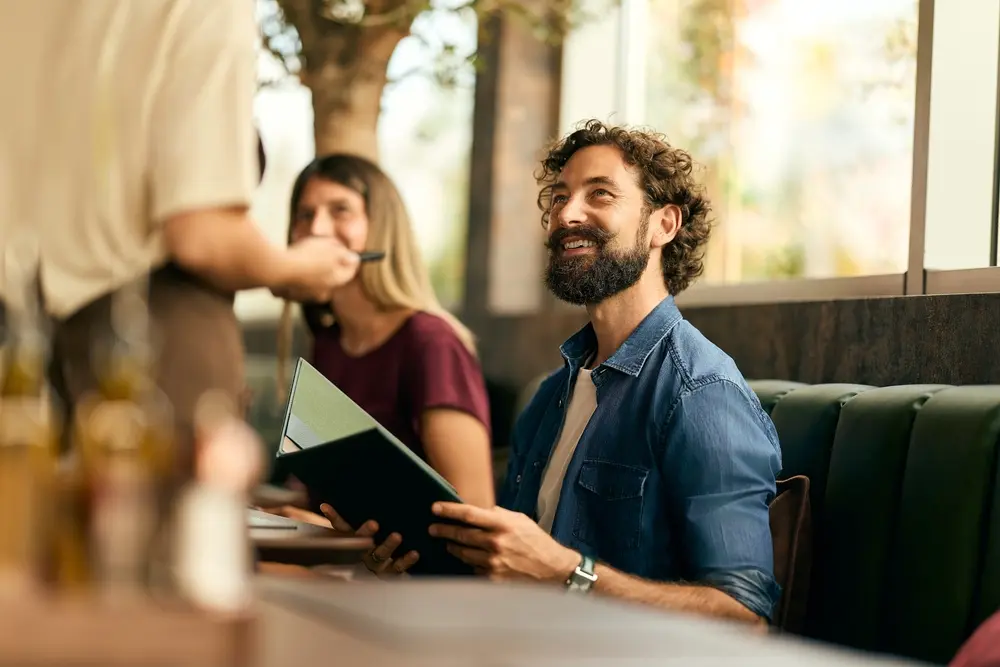 ¿Qué debe llevar el menú de una cafetería